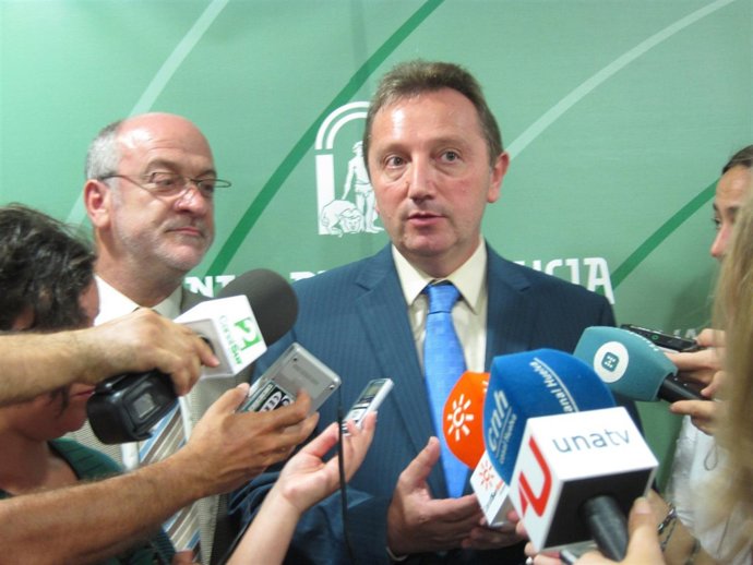 El Consejero De Empleo De La Junta De Andalucía, Manuel Recio, Ante Los Medios.