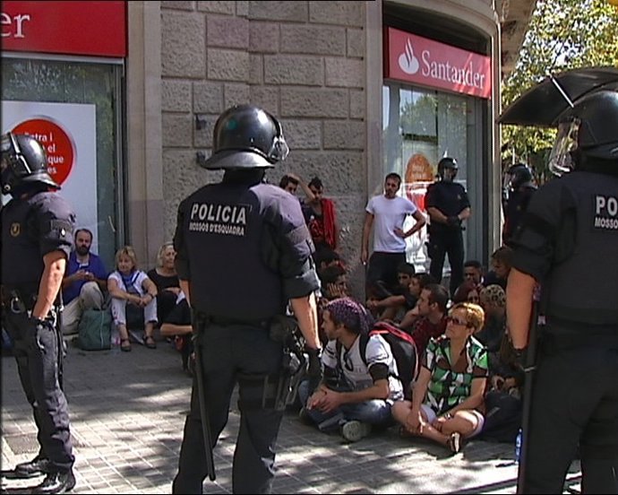 Indignados Frente Al Banco Santander En Barcelona