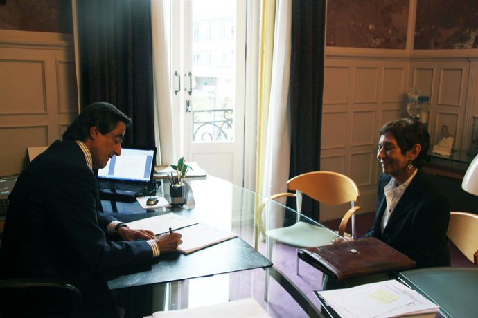 El Alcalde Firmando Los Estatutos De La FMC
