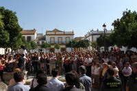 Unas 200 personas participan en una concentración en protesta por el crimen de Lora del Río