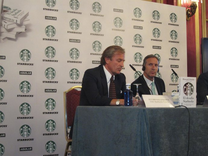 El Presidente De Starbucks, Howard Schultz (Derecha)