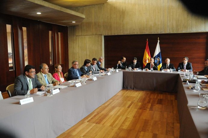 Reunión Entre El Gobierno De Canarias Y Las Ejecutivas De La Fecam Y La Fecai
