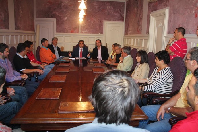 El Alcalde Con Los Representantes De Las Escuelas Municipales