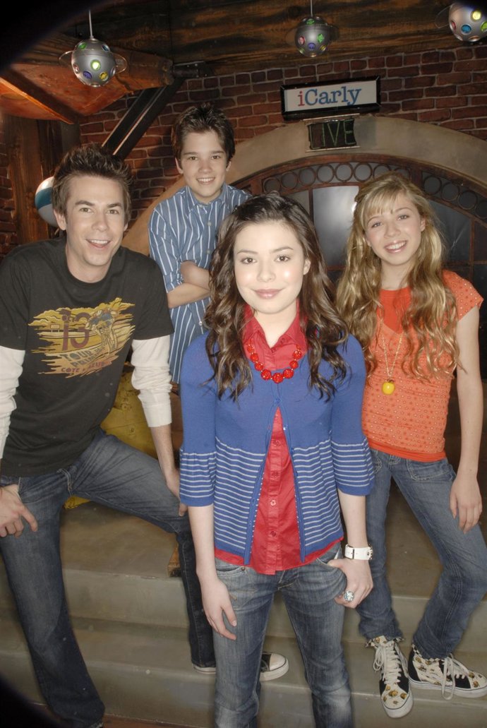 Protagonistas De La Serie Infantil Carly
