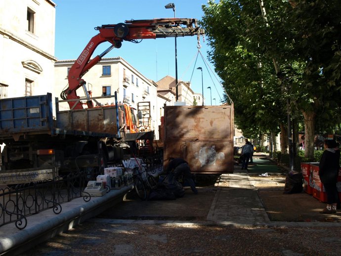 Operarios Desmontan Una Caseta De La Feria De Día
