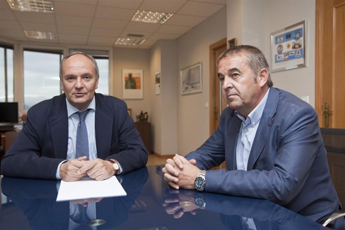 El Consejero Con El Alcalde De Bezana