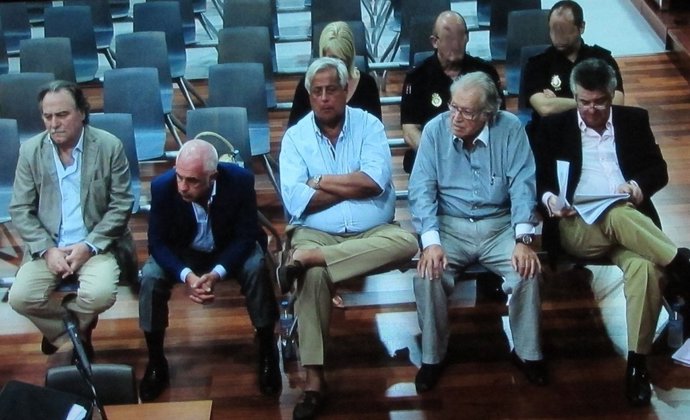 Roca Con Otros Acusados En El Juicio Del Caso 'Malaya'