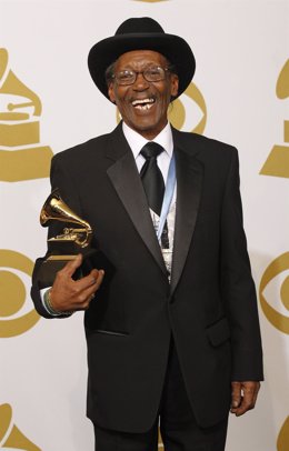 El Músico De Blues Willie 'Big Eyes' Smith Con Un Grammy