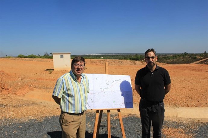 El Delegado De Agricultura, Cristóbal Romero, Junto Al Alcalde De Ayamonte. 