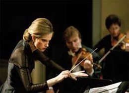 La Directora Inma Shara Durante Un Concierto