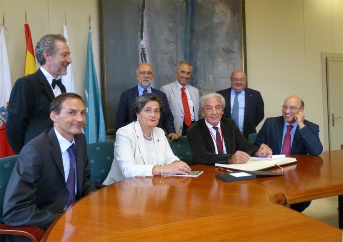 El Nobel Albert Fert Firma En El Libro De Honor De La Universidad De Cantabria