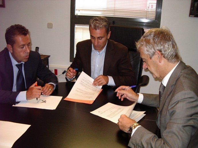 El Alcalde Firma Convenio