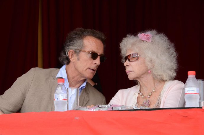 La Duquesa De Alba Y Alfonso Diez En Un Balcón