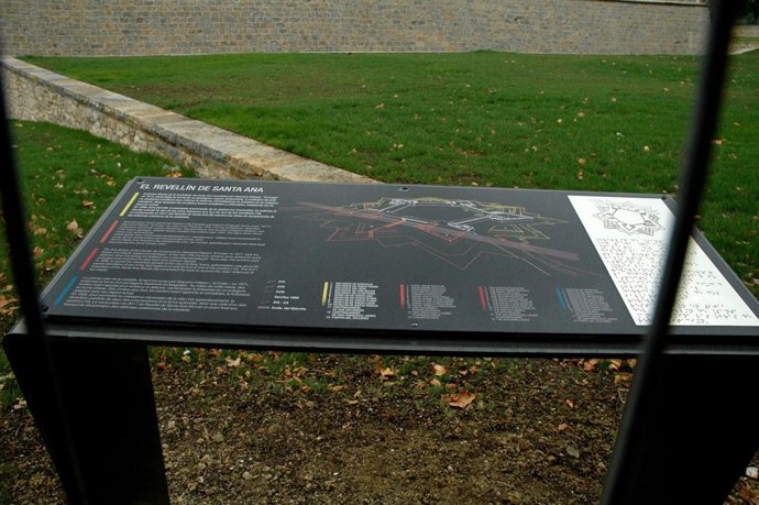 Mesa Informativa Del Revellín De Santa Ana.