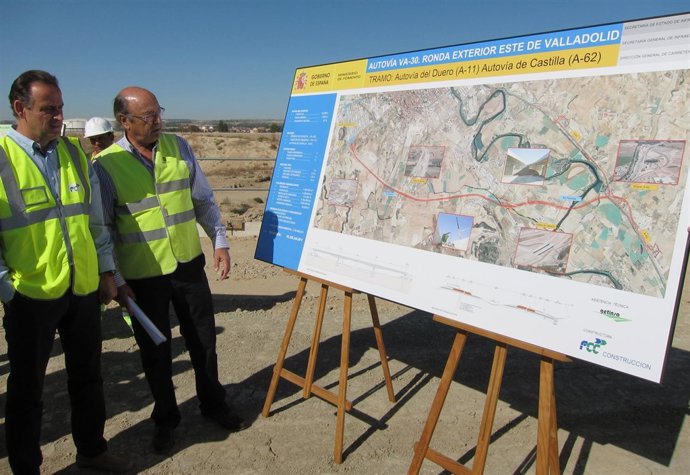 Vadillo y el responsable de la obra ante un plano esquemático de la VA-30
