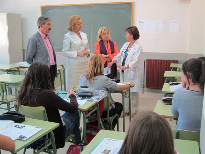 Luisa Fernanda Rudi Y Dolores Serrat En El IES Tiempos Modernos