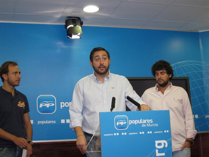 Martínez, En El Centro, Y Dorado, A Su Derecha