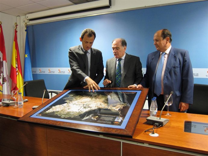 Pedro Duque Entrega A Tomás Villanueva Una Imagen De Cyl Del Satélite Deimos