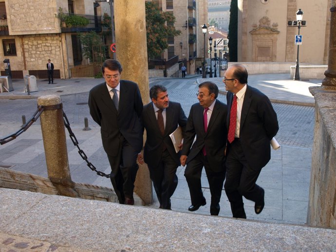 El Director General De La Fundación Gas Natural Fenosa(3º Por La D)  