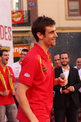 Victor Claver En La Plaza De Callao (Baloncesto)