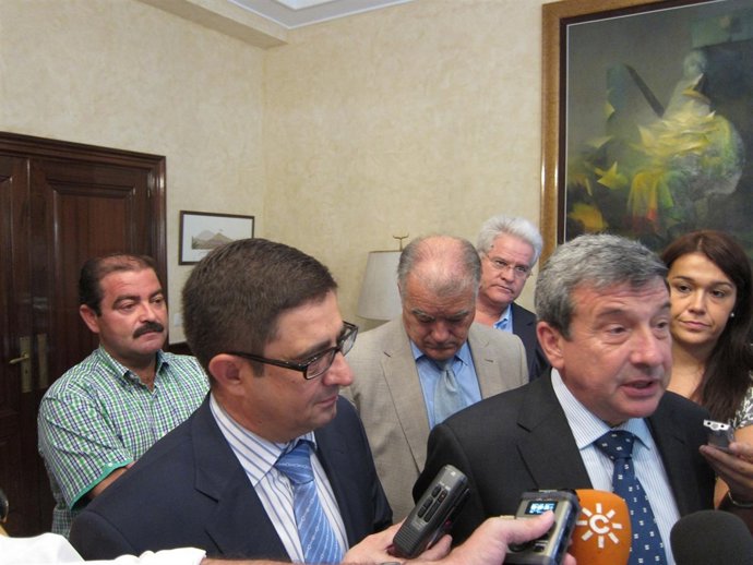 Francisco Reyes Y Luis García Garrido Atienden A Los Medios.