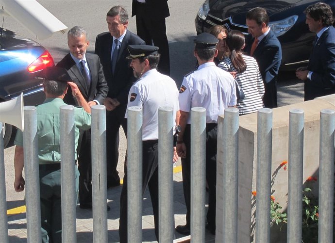 Camacho Saludando A Autoridades Y Jefes De Seguridad