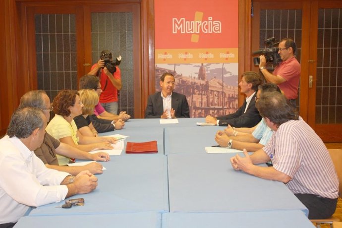 Alcalde Reúne Comerciantes