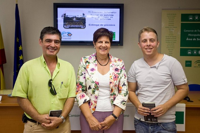 Cruz Villalón Con Los Premiados En El Concurso Literario Del Consorcio