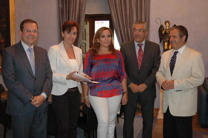 Ceballos (2ª Por La Izda.) Y Fuentes (Dcha.) Con Los Directivos De BBVA