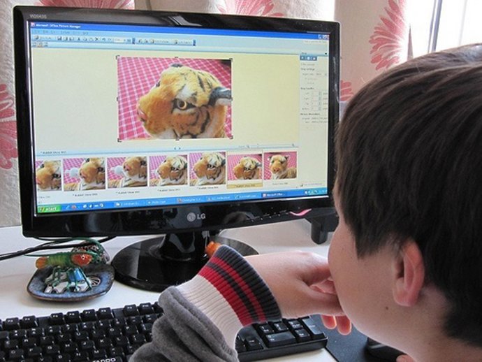 Menor Utilizando Un Ordenador Por Ivanwalsh.Com CC Flickr 