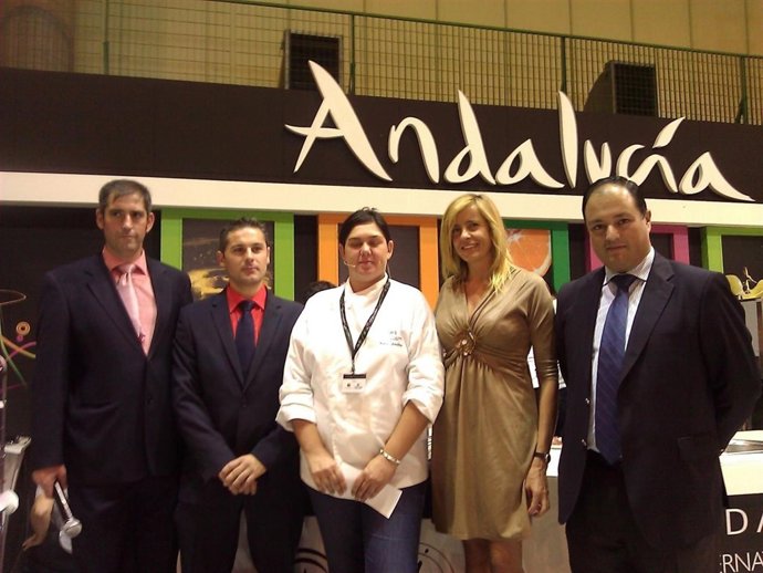 Alarcón (Segunda Derecha) Junto A La Estrella Michelín Celia Jiménez (Centro) Y 