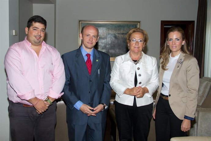 Petronila Guerrero  Y Los Miembros De La Hermandad De La Virgen Del Valle.