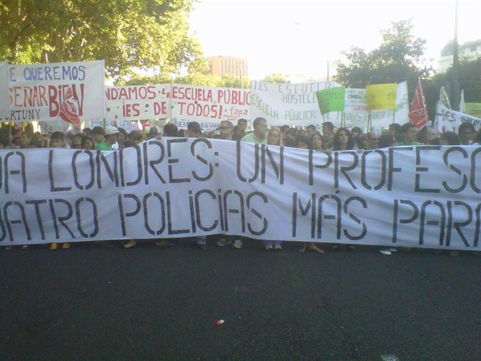 Cabecera De Manifestación Contra Los "Recortes" Educativos