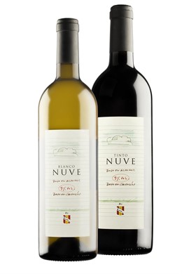 Imagen De Las Botellas De 'Nuve' Tinto Y Blanco