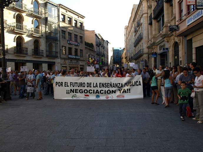 Unos 200 Profesores Se Concentran En Salamanca Por La Enseñanza Pública       