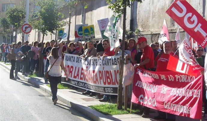 Concentración De Los Profesores En Contra De Los Recortes