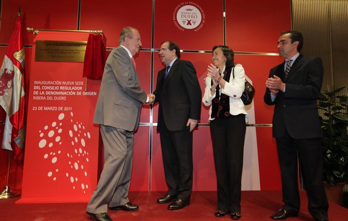 El rey saluda a Herrera en presencia de Aguilar y Trillo.