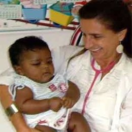 Una Pediatra Y Un Niño