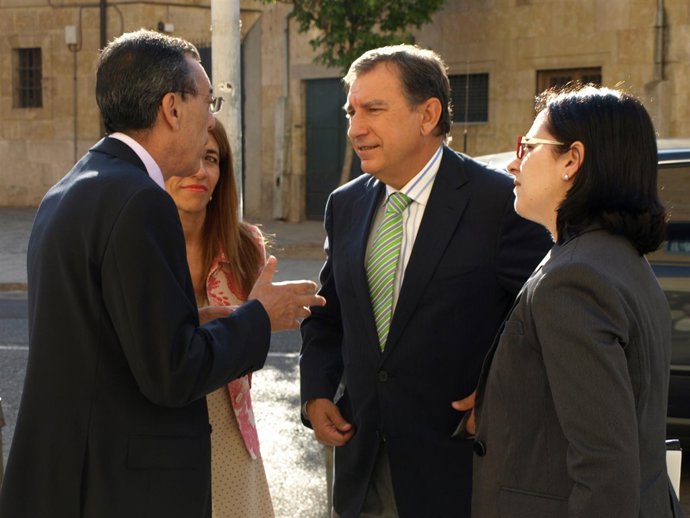 El Consejero De Educación De Castilla Y León, Juan José Mateos  