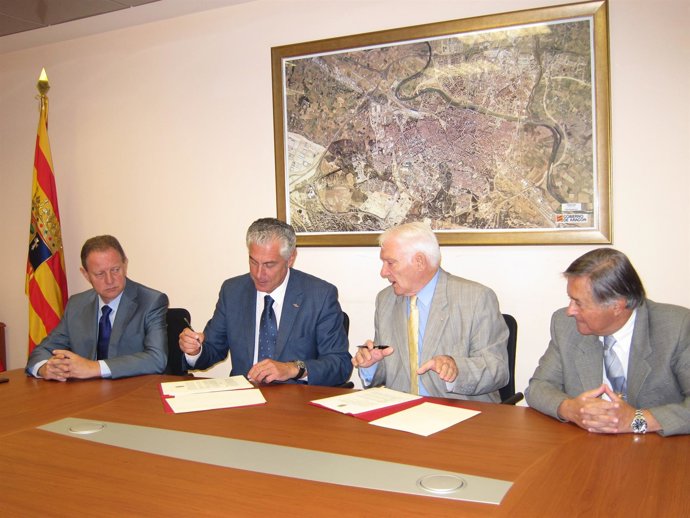 El Consejero Suárez Y El Vicepresidente De Cruz Roja Aragón Firman El Convenio