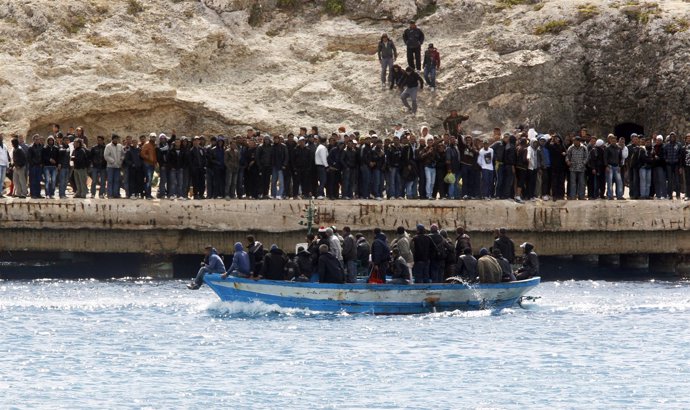 Inmigrantes En La Isla De Lampedusa (Italia)