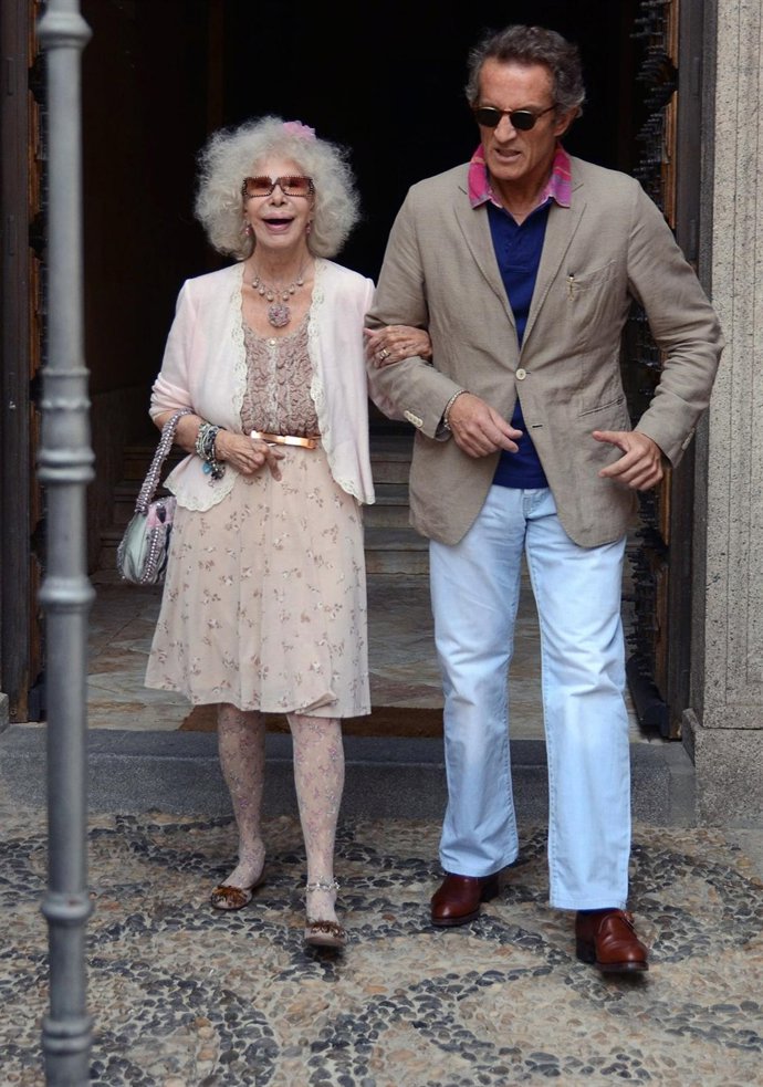 La Duquesa De Alba Del Brazo De Alfonso Díeze