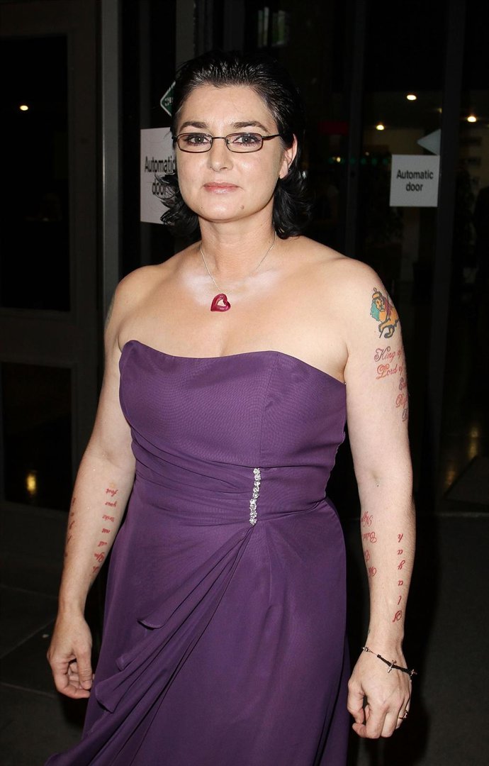 Sinead O'connor Posando