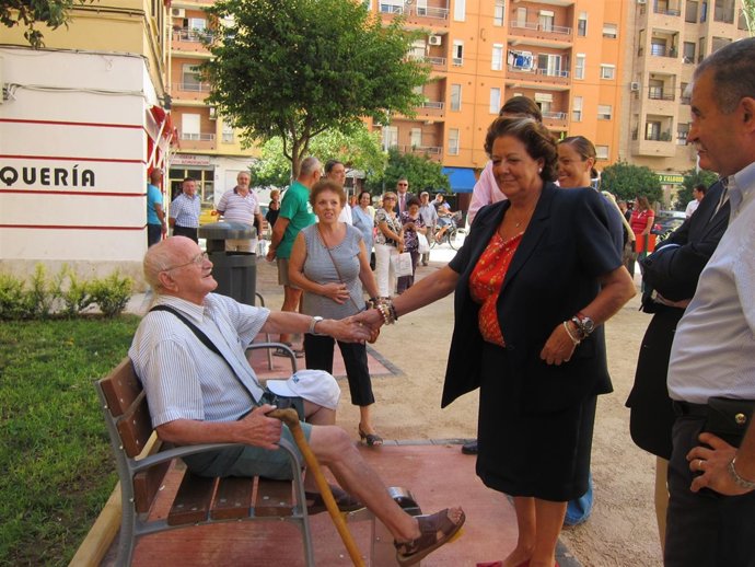 Barberá Saluda A Un Ciudadano Durante Su Visita A Los Jardines Inaugurados