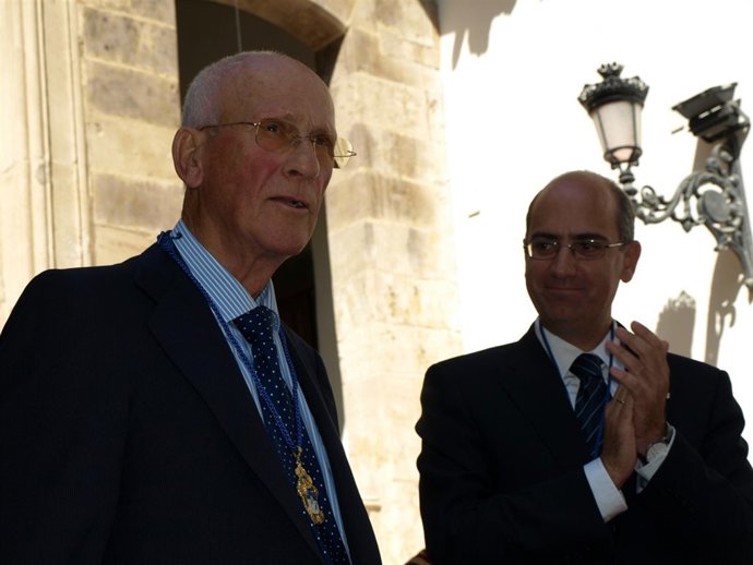 Sánchez Ruipérez Al Recoger La Medalla De Oro De La Provincia    