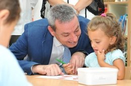 El Consejero Con Una Pequeña Alumna Del Nuevo Centro