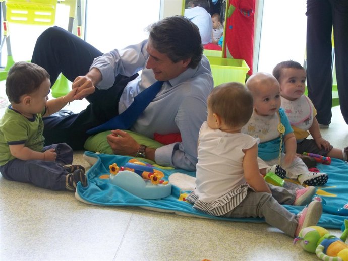 De La Serna Visita A Los Niños De La Guardería Laboral De Candina