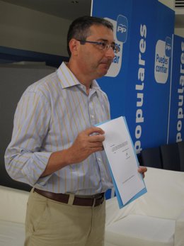 Francisco Salado (PP) Muestra La Carta De Pendón Sobre El Ipad 