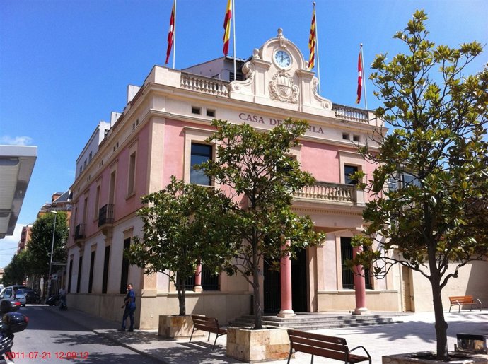 Fachada Del Ayuntamiento De Rubí, Barcelona