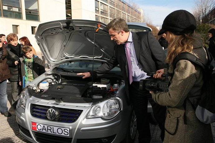 Pedro Diéguez Junto Al Coche De Hidrógeno El Día De La Presentación En La UPNA